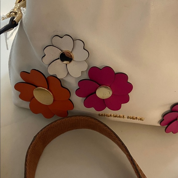 Fossil Tan and Cream Crossbody Bags with Floral Accents MK cross body
( for joy) - Picture 5 of 6